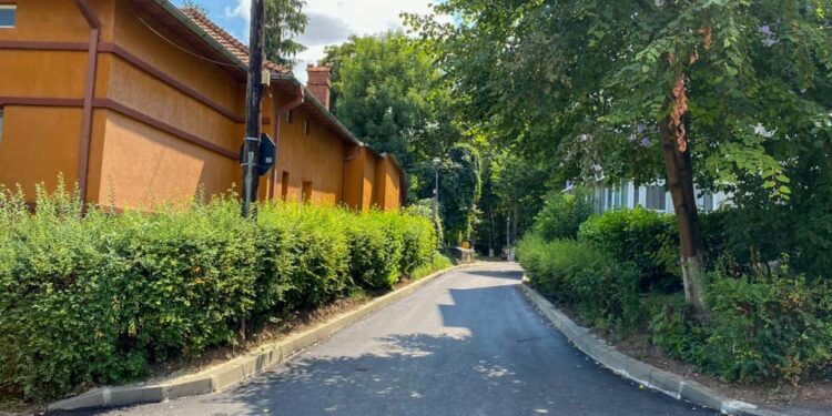 Covor asfaltic, trotuare refăcute și borduri înlocuite, pe strada Gherasim Buliga