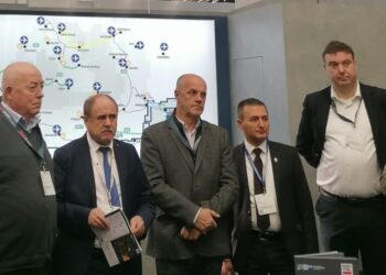 Niculai Barbă și profesorul Gheorghe Gutt, la tîrgul de la Munchen, unde au fost 1.900 de expozanți din 73 de țări. Barbă: Universitatea, turismul, sănătatea și agricultura constituie oportunități pentru investitorii străini