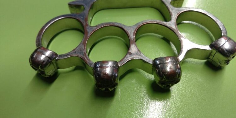 La intrarea pe stadionul ”Areni, Poliția Locală a găsit un box din metal în poșeta unei domnișoare. La meciul Foresta – UTA, doi indivizi aveau cuțite la ei. Ovidiu Doroftei: Înțeleg că unele măsuri pot fi considerate drept excesive, însă fac parte dintr-o bună organizare, pentru a preveni