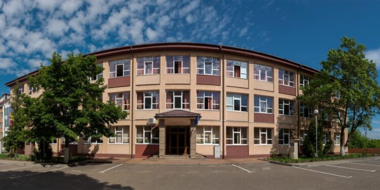 De trei ani, elevii de la ”Petru Mușat” împart căminul cu studenții. Sînt camere cu cîte 4 paturi, iar un loc de cazare costă 150 de lei