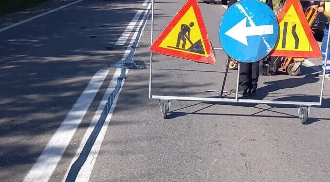 Lucrări pregătitoare pentru turnarea covorului asfaltic între Suceava și Zvoriștea. Se circulă pe un singur sens