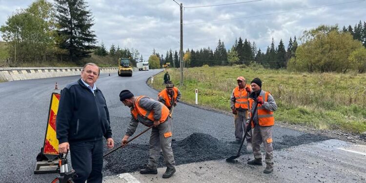 Ultimul tronson de drum de pe DN 17, de la Podu Coșnei și pînă la intrarea spre Pasul Tihuța, finalizat