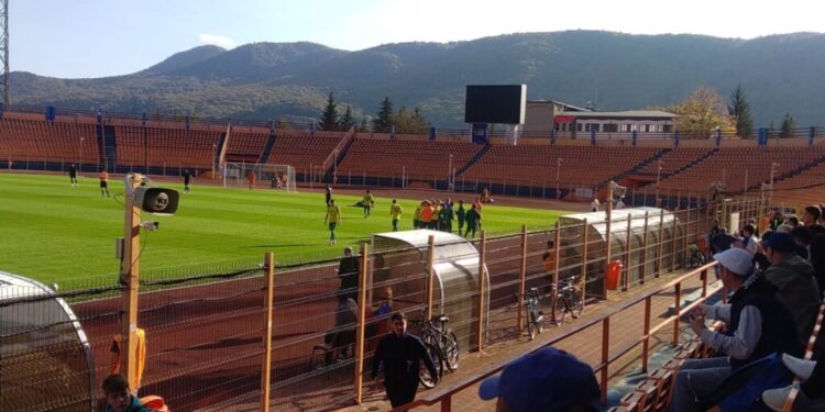 Echipa fundașului Dorin Goian, Foresta Suceava, a învins în deplasare echipa atacantului Florentin Petre, Ceahlăul Piatra Neamț. La final, cîțiva suporteri nemțeni le-au spus celor cîțiva suporteri suceveni: ”Felicitări, ați fost mai buni astăzi!” (Foto)