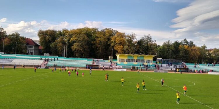 Foresta Suceava a învins oboseala acumulată după meciul cu UTA și a învins pe CSM Bacău cu 2-0, rămînd pe primul loc. Meciul a fost cîștigat de evoluțiile de excepție ale lui Makongo și Chika, și de inspirația antrenorului Dorin Goian, care ar fi trebuit să-l schimbe la pauză pe Munteanu, cel care avea să înscrie ambele goluri (Foto)