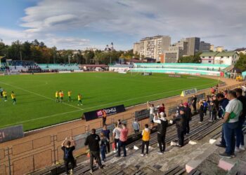 Foresta Suceava a învins oboseala acumulată după meciul cu UTA și a învins pe CSM Bacău cu 2-0, rămînd pe primul loc. Meciul a fost cîștigat de evoluțiile de excepție ale lui Makongo și Chika, și de inspirația antrenorului Dorin Goian, care ar fi trebuit să-l schimbe la pauză pe Munteanu, cel care avea să înscrie ambele goluri (Foto)