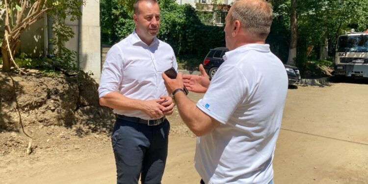 Covor asfaltic, trotuare refăcute și borduri înlocuite, pe strada Gherasim Buliga