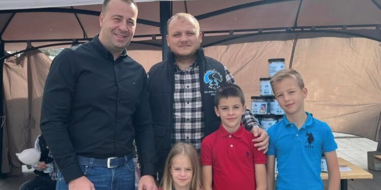 Viceprimarul Harșovschi și cei trei copii ai săi, alături de campania #1LeuPeZi. Pentru donații sînteți așteptați în centrul Sucevei. Copiii vor primi vată de zahăr și popcorn