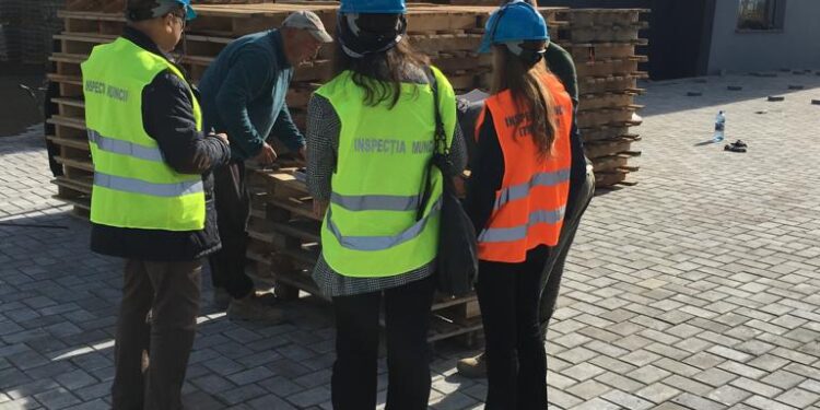 4 amenzi în valoare de 120.000 de lei și două avertismente, pentru muncă ”la negru” în domeniul construcțiilor