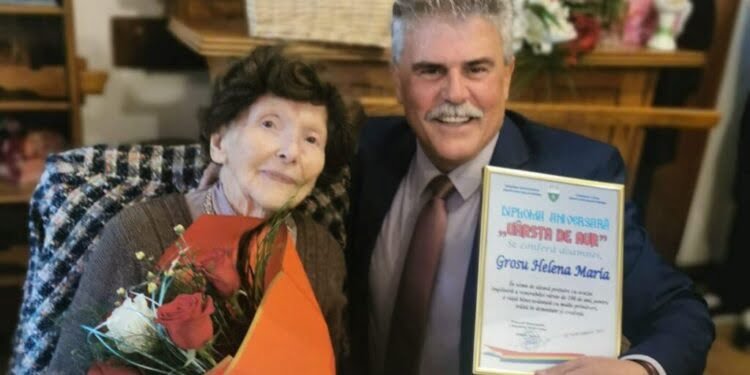 Cîmpulungeanca Helena Maria Grosu, 100 de ani de viață. Flori, tort și bani, din partea municipalității