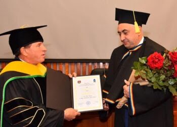 Rectorul USV, Valentin Popa, Doctor Honoris Causa al Universității de Stat de Educație Fizică și Sport a Republicii Moldova. Alături i-au fost decanul Facultății de Sport de la USV, Petru Ghervan, și prorectorul Ștefan Purici