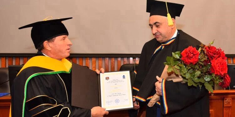 Rectorul USV, Valentin Popa, Doctor Honoris Causa al Universității de Stat de Educație Fizică și Sport a Republicii Moldova. Alături i-au fost decanul Facultății de Sport de la USV, Petru Ghervan, și prorectorul Ștefan Purici