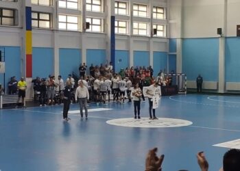 Lovitura de începere a partidei de handbal CS Universitatea  Suceava – CSM Odorheiu Secuiesc, scor 40-30 , a fost dată de soții Cozmiuc, proaspeți campioni mondiali la canotaj (Foto)
