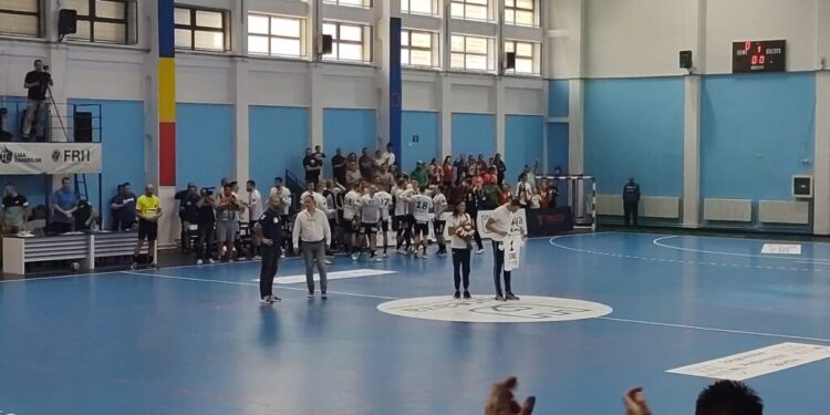 Lovitura de începere a partidei de handbal CS Universitatea Suceava – CSM Odorheiu Secuiesc, scor 40-30 , a fost dată de soții Cozmiuc, proaspeți campioni mondiali la canotaj (Foto)