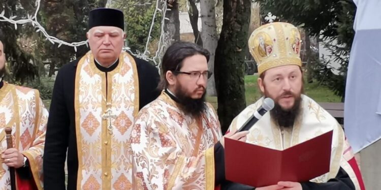 Slujbă oficiată de un sobor de preoți condus de PS Damaschin, la dezvelirea bustului generalului Iacob Zadik (Foto)