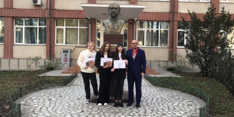 Doi elevi de la ”Hurmuzachi”, premiul I la un concurs regional de istorie dedicat lui Mihail Kogălniceanu
