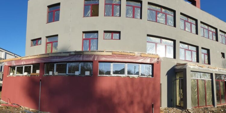 Extinderea Ambulatoriului Integrat al Spitalului Orășenesc Siret continuă. Investiția în valoare de 2,2 milioane de euro va fi recepționată anul viitor