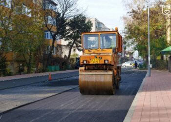 Covorul asfaltic și trotuarele de pe strada Amurgului, refăcute