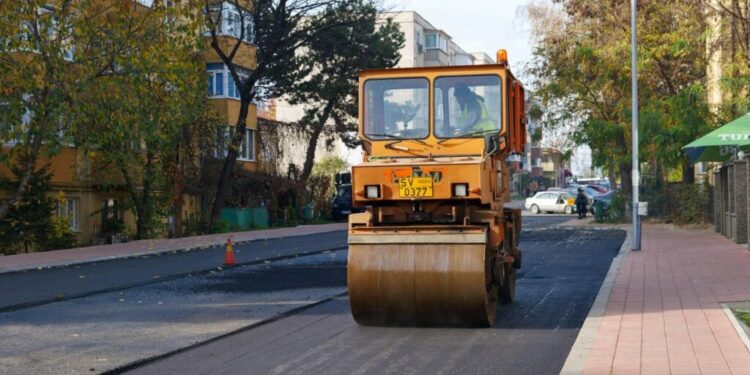 Covorul asfaltic și trotuarele de pe strada Amurgului, refăcute