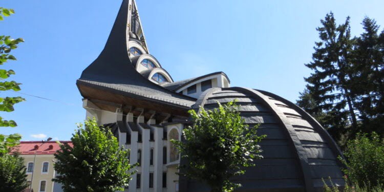 Biserica ”Nașterea Maicii Domnului”, frumoasă și foarte interesantă. Doru Olaș Ghiocel, un arhitect curajos. Înaltul Pimen, un vizionar