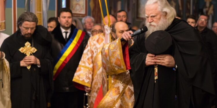 Hramul Mănăstirii „Intrarea Maicii Domnului în biserică” Rădăuți. Slujbă oficiată de un sobor de stareți, preoți și diaconi, avîndu-l în frunte pa ÎPS Calinic