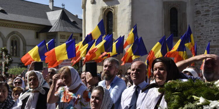 Pe 30 noiembrie și 1 Decembrie, în bisericile din județul Suceava se va intona Imnul României și se va arbora tricolorul. La slujbe, se recomandă purtarea costumelor populare