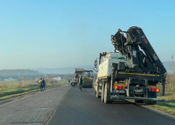 Primarul Viorel Cucu: La drumul Adîncata – Zvoriștea s-a lucrat și noaptea, iar constructorul a dat asigurări că treaba va fi gata pînă la finele anului
