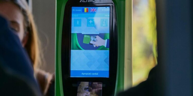 2,5 lei biletul pentru 60 de minute, timp în care se poate călători cu două autobuze. Totul despre sistemul e-ticketing pentru transportul public în municipiul Suceava