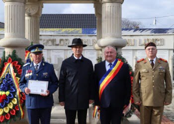 Fost șef al Statului Major al Armatei Române, cetățean de onoare al comunei Cornu Luncii. Și un muzeograf de la Muzeul Militar a primit respectivul titlu