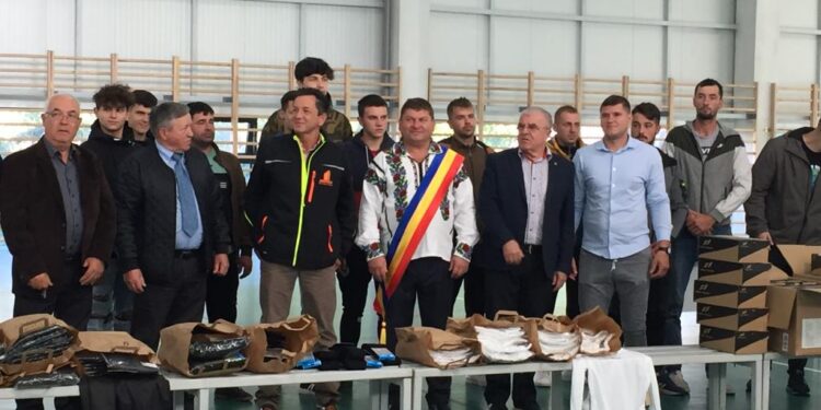 Un om de afaceri din Germania, prieten cu Vasile Moțoc, i-a echipat din cap pînă în picioare pe fotbaliștii din Hănțești. Moțoc: Ne chinuim. Nu avem să le dăm doi mici și un pahar de apă minerală la terminarea meciului