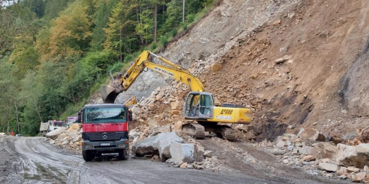 Lucrări de curățare a versantului la Holda, prin detonare