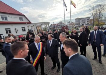 Premierul Ciucă, promisiuni pentru dezvoltarea infrastructurii rutiere din Vicovu de Sus