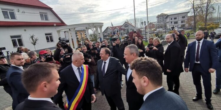 Premierul Ciucă, promisiuni pentru dezvoltarea infrastructurii rutiere din Vicovu de Sus