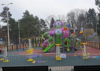 Loc de joacă cu tobogane, balansoare și aparate de fitness, în apropierea Primăriei Cîmpulung Moldovenesc