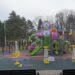 Loc de joacă cu tobogane, balansoare și aparate de fitness, în apropierea Primăriei Cîmpulung Moldovenesc