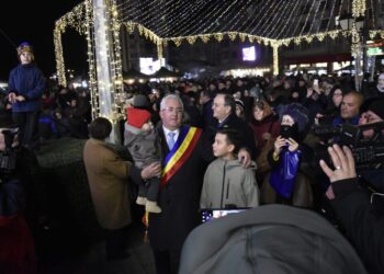 Primarul Ion Lungu, cu soția și cu nepoții de la fată și de la băiat la aprinderea luminilor din bradul de Crăciun din centrul Sucevei (Foto)