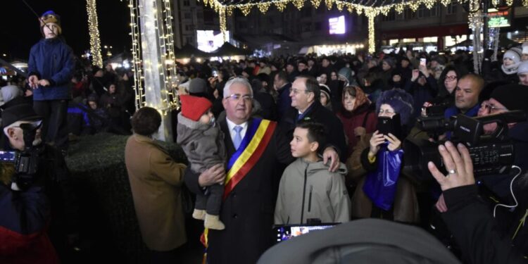 Primarul Ion Lungu, cu soția și cu nepoții de la fată și de la băiat la aprinderea luminilor din bradul de Crăciun din centrul Sucevei (Foto)