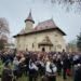 Sute de credincioși, în curtea Mănăstirii ”Sf. Ioan cel nou de la Suceava”, la o slujbă oficiată de Mitropolitul Moldovei și Bucovinei. La final a tras o ”ploaie” de premii, care a ”udat” doar mai multe fețe bisericești și persoane publice