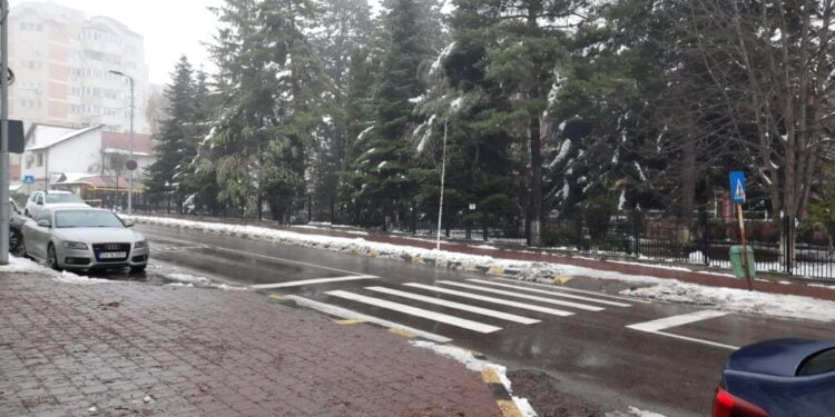 Una din cele două treceri de pietoni de la Școala Gimnazială 3 din Suceava va fi desființată. Va fi montat un semafor cu buton