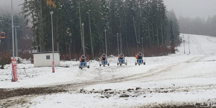 Primăria a cumpărat 4 tunuri de zăpadă pentru pîrtia de la Cîmpulung Moldovenesc. La baza pîrtiei va fi construit un restaurant de lux în stil tirolez. Pîrtia ar pute fi deschisă înainte de Crăciun