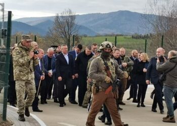 Inaugurarea Punctului de Trecere a Frontierei Vicov-Crasna, cu doi premieri și cu soldați cu mitraliere, cu căști de protecție și cu cagule pe față (Foto)