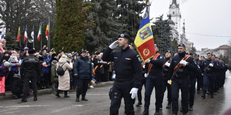 Aproximativ 3.000 de oameni, în centrul Sucevei, printre care mulți copii, la parada de 1 Decembrie. Au defilat doar patru plutoane de la Jandarmi și ISU (Foto)