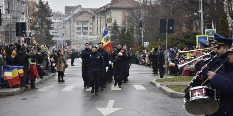 Aproximativ 3.000 de oameni, în centrul Sucevei, printre care mulți copii, la parada de 1 Decembrie. Au defilat doar patru plutoane de la Jandarmi și ISU (Foto)