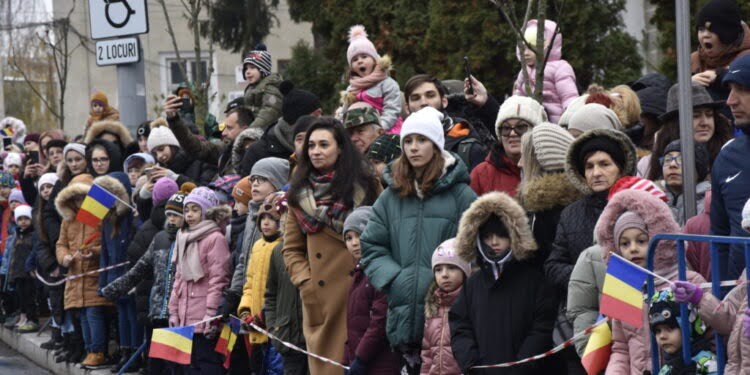 Aproximativ 3.000 de oameni, în centrul Sucevei, printre care mulți copii, la parada de 1 Decembrie. Au defilat doar patru plutoane de la Jandarmi și ISU (Foto)