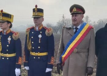 Colonelul în rezervă Vasile Andriciuc, primar al comunei Șcheia, la mormîntul fostului camarad Petrică Mesler, împușcat în inimă la Revoluție: Petrică, te plînge colegul tău, colonelul Andriciuc, și spun din tot sufletul Petrică: am onoarea să te salut! (Foto)