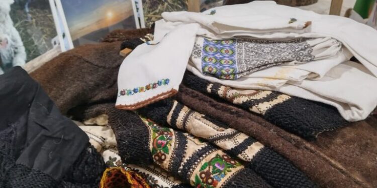 Expoziție de meșteșuguri, la piața volantă de la Direcția Agricolă Suceava