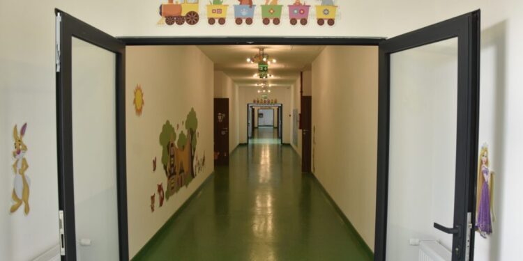 La Fălticeni a fost semnat procesul de predare-primire a primei creșe ”verzi” din România. Creșa a fost construită în mai puțin de 4 luni