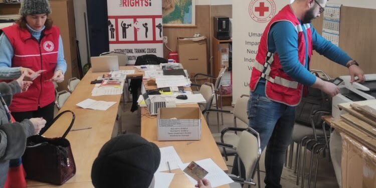 Crucea Roșie a scos bani din buzunar pentru le putea oferi carduri de cîte 500 de lei sucevenilor care au de suferit de pe urma exploziei din cartierul Burdujeni