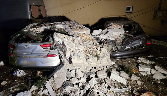 Bărbat aruncat de la etajul II de suflul unei explozii care a avut loc la un bloc din Burdujeni. Trei persoane cu arsuri au ajuns la Urgențele Spitalului Județean Suceava (FOTO)