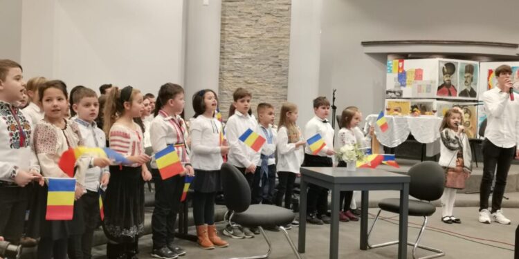 Elevii de la ”Filadelfia”, îmbrăcați cu ii, recital de poezie, o scenetă în trei acte și cîntece patriotice, în cadrul unui eveniment dedicat Zilei Naționale (Foto)