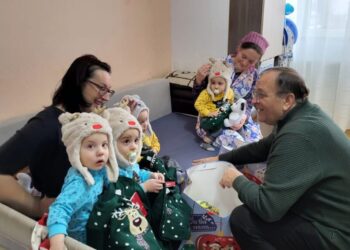 Gheorghe Flutur, cu daruri, la o familie cu cvadrupleți din Sfîntu Ilie, care în martie vor împlini 2 ani